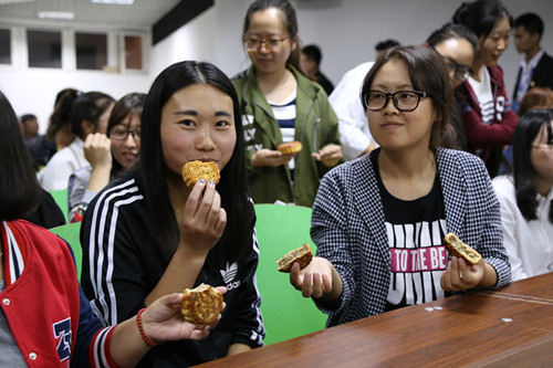 新生口中甜甜的月饼，温馨一幕